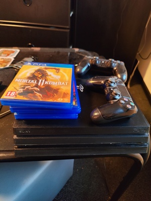Elbląg Sprzedam używaną konsolę PS4 PRO 1TB + 2 pady + Mortal Kombat 11,Fifa 19,Red dead Redemption 2,Minecraft, COD
