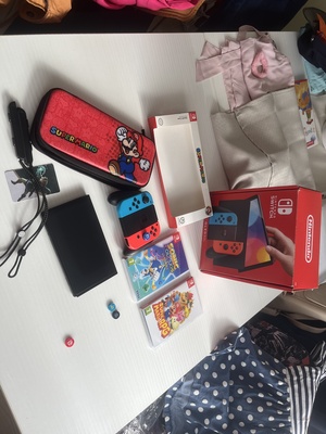 Elbląg 🎮 Sprzedam zestaw Nintendo Switch Oled. 
Konsola działa bez zastrzeżeń. 
✅ W skład zestawu