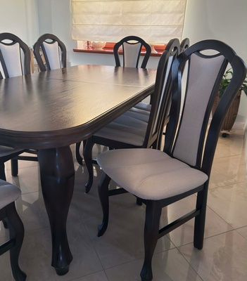 Elbląg Sprzedam stół w komplecie z 8 krzesłami dębowy zadbany; w bardzo dobrym stanie; stół z możliwością rozłożenia z