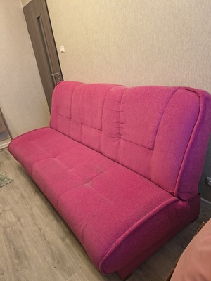 Elbląg Sprzedam wersalkę rozkładaną w kolorze różowym. Długość wersalki 2 m, szerokość po rozłożeniu 1,25 m. Materiał