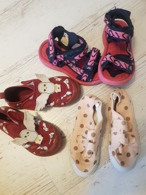 Elbląg Dwie pary adidasów z Decathlon, dwie pary trampki oraz sandały Martes. 
Normalne ślady użytkowania. 
Do