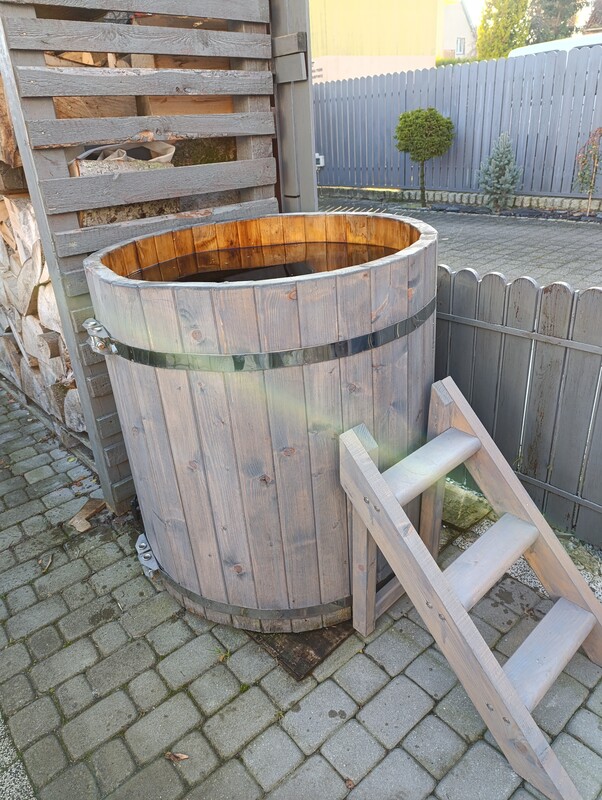 Elbląg Sprzedam beczkę do schładzania po saunie albo do morsowania, wymiary 1 m/1m. Stan bdb + olej lniany do