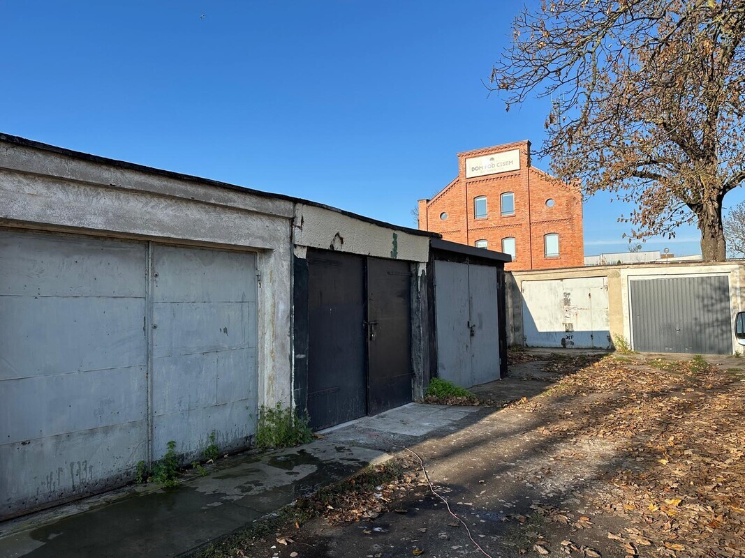 Elbląg WYNAJMĘ GARAŻ z PRĄDEM (siła)Garaż znajduje się przy ul. Stawidłowej w ElbląguWymiary: dł.7,5m szer.3m - 22,5