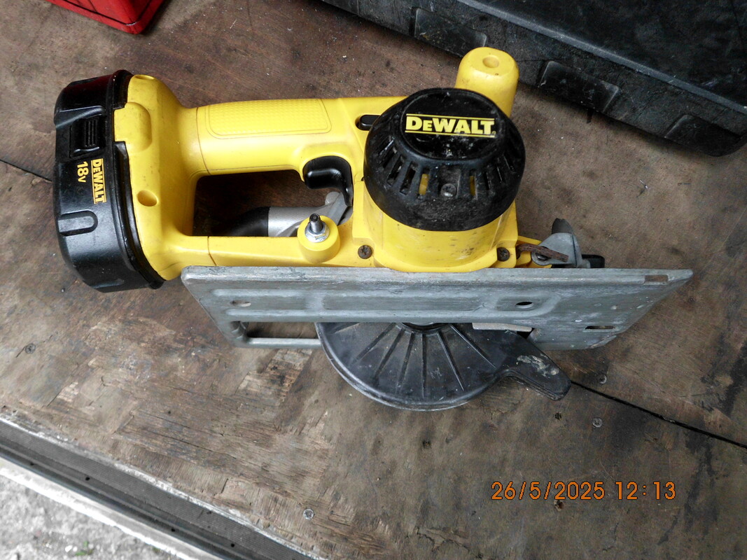 Elbląg DeWalt DW936 piła tarczowa DEWALT DW 936 piłatarczowa sprawna, bateria do regeneracji Do piły można dokupić