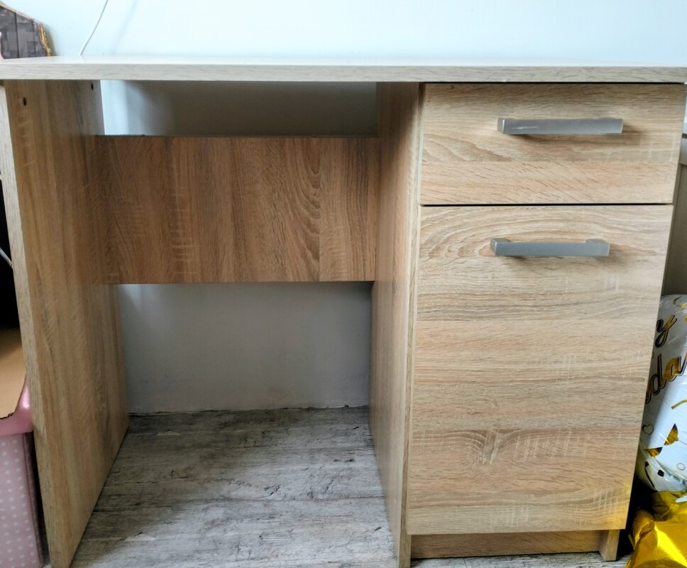 Elbląg Sprzedam biurko używane, dąb Sonoma, w stanie dobrym. cena 100 zł