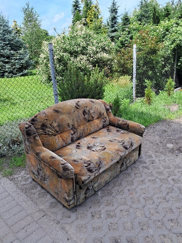Elbląg Sprzedam sofę tapicerowaną 2-osob. , rozkładaną w dobrym stanie + dwie poduszki.