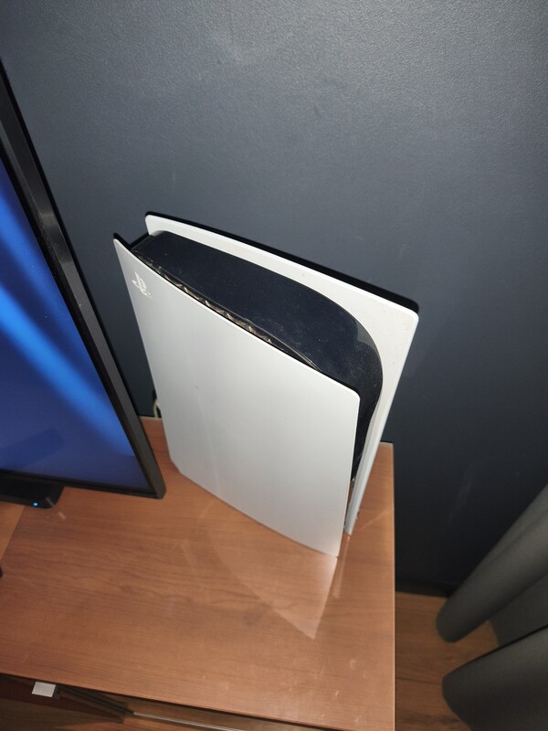 Elbląg Sprzedam pilnie konsolę PlayStation 5 z padem oraz grą FC 26.Gratis dokładam drukarkę HP. Wszystko w pełni