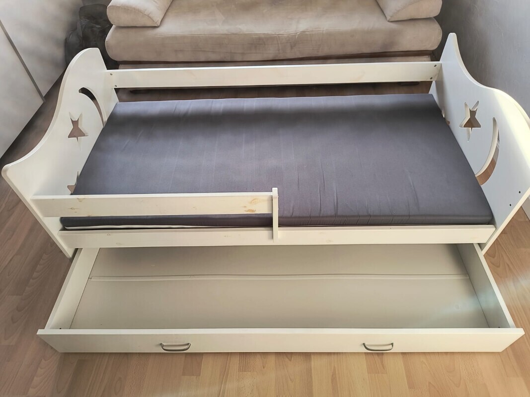 Elbląg Mam do oddania białe łóżeczko z szufladą i materacem. Mało używane. Wymiary 165 cm / 87 cm szer. Dla chętnych