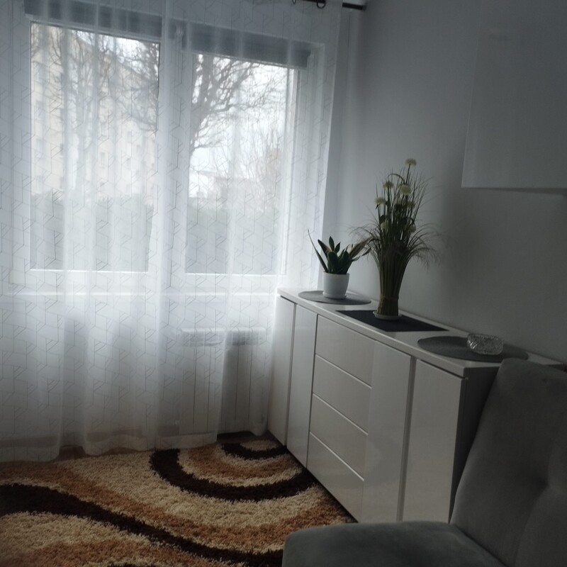 Elbląg Do wynajęcia kawalerka o pow. 35m. Mieszkanie położone na parterze w 4-piętrowym budynku przy ul. Robotniczej