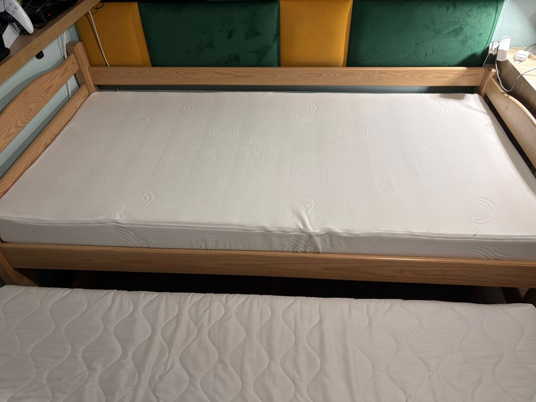 Elbląg Sprzedam łóżko młodzieżowe 2 osobowe rozsuwane. Stan bardzo dobry, sosnowe. 2 materace. Górny 180/90.Dół