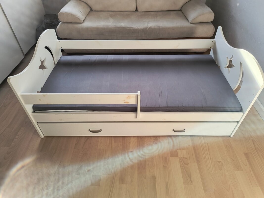 Elbląg Mam do oddania białe łóżeczko z szufladą i materacem. Mało używane. Wymiary 165 cm / 87 cm szer. Dla chętnych