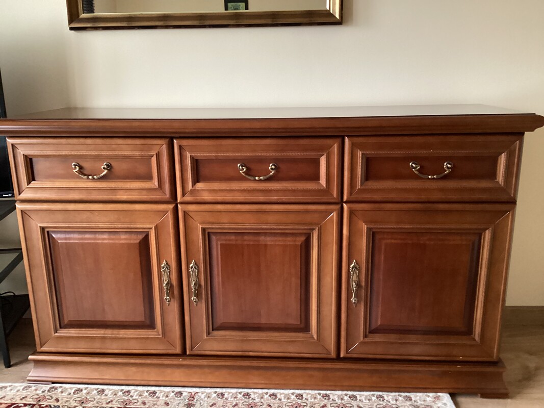 Elbląg Elegancki zestaw mebli do sypialni w klasycznym stylu firmy Taranko. Wykonany z wysokiej jakości drewna,