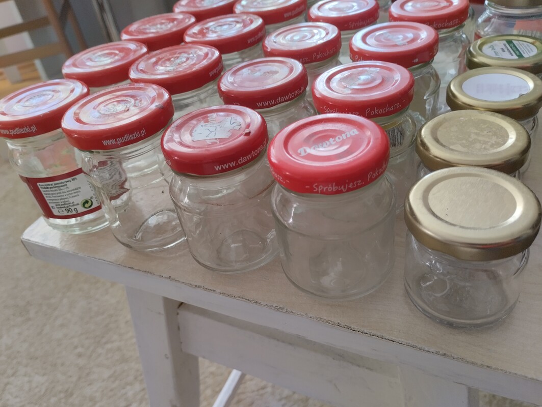 Elbląg Sprzedam małe słoiczki na kremy lub na przyprawy.40g, 80g, 90g. Cena 1 zł za sztukę - Mam 25 słoiczków. Lub