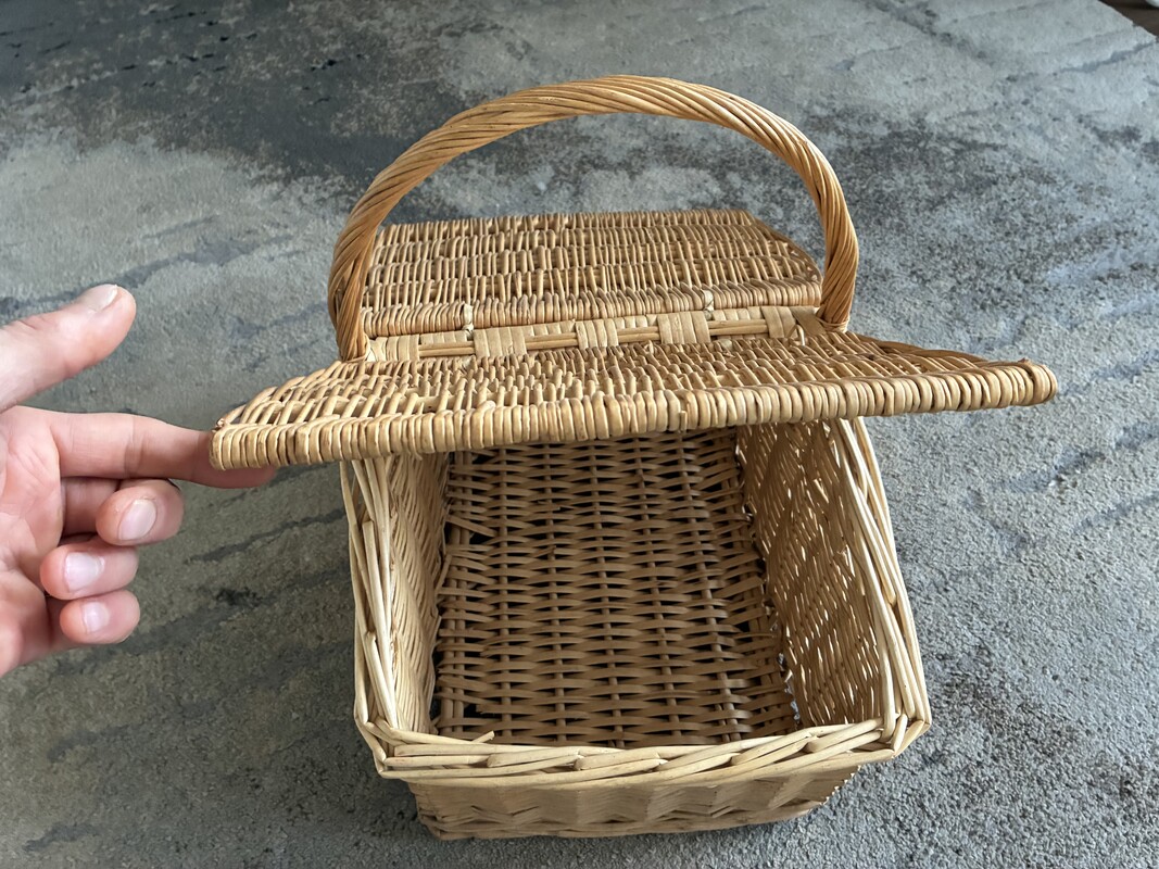 Elbląg Sprzedam duży kosz piknikowy (wiklinowy) w bardzo dobrej kondycji (praktycznie nowy)
Kosz posiada dwie klapy