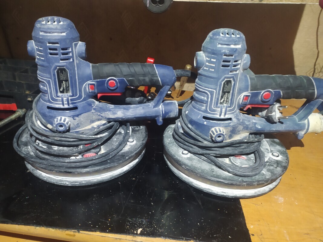 Elbląg Zamienię na jakiś telefon dwie sprawne maszyny do szlifowania w pełni sprawne, leżą a mogą jeszcze na siebie