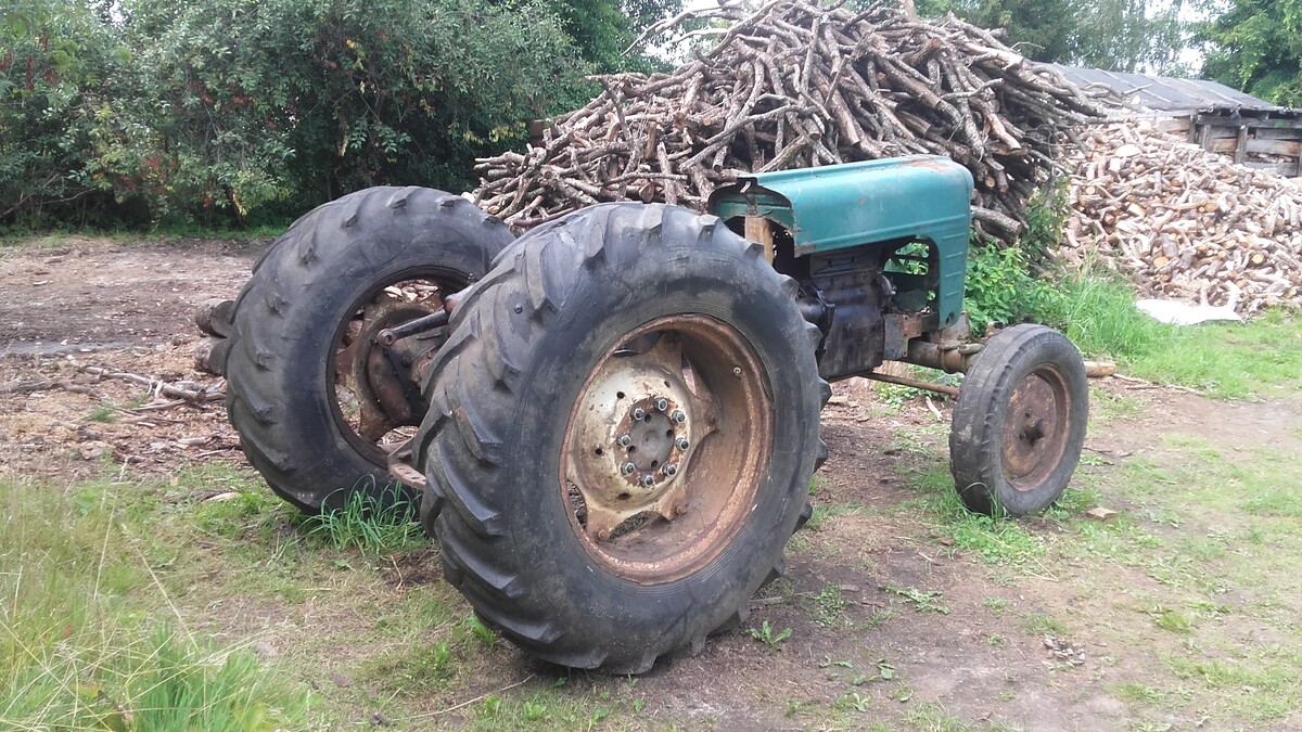 Elbląg witam posiadam do sprzedania zetora 3011 majora zetor jest do kapitalnego remontu brak góry silnika wał sie