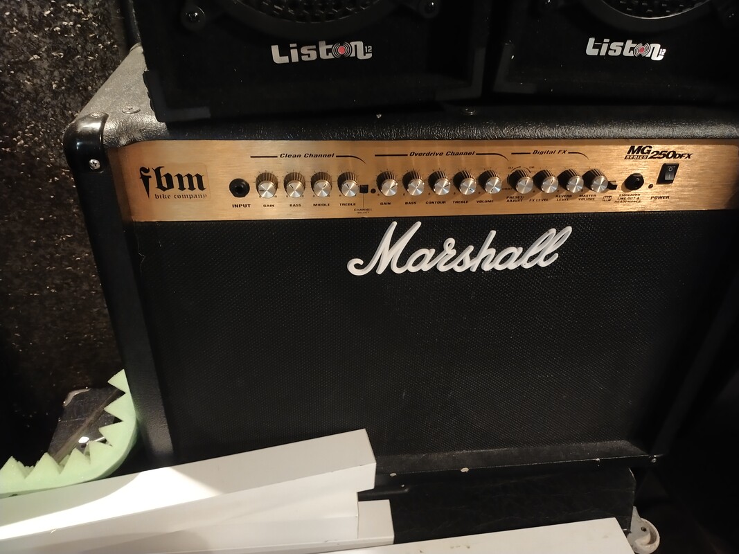 Elbląg Kolumny aktywne 2+sub +statywy (600 muzycznej) stan dobry.
Power mixer LDM 2x300 (digital) plus 2x noname