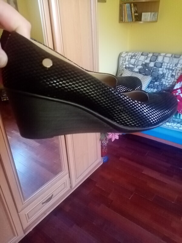 Elbląg Sprzedam.
Japonki używane kilka razy ((rozmiar 38 lub 39)
Pantofle założone tylko raz (rozmiar 40).
Klapki