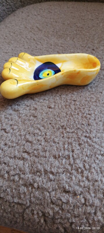 Elbląg Mam do sprzedania przedmiot kształcie stopy. Może służyć jako popielniczka lub podstawka na różne przedmioty.