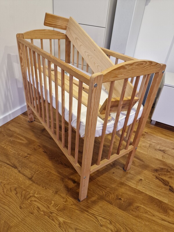 Elbląg Oddam łóżeczko/przystawka Filip z materacem
Materiał: drewno sosnowe
Funkcjonalność: łóżeczko, przystawka do