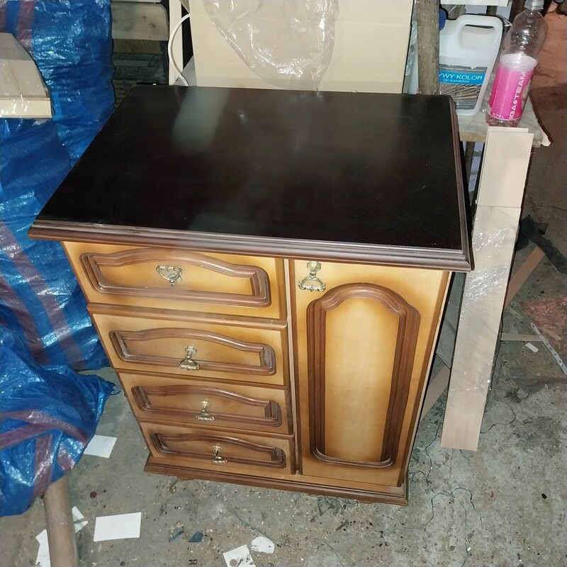 Elbląg Sprzedam komodę wys. 82cm. szer. 62cm. gł. 42cm. stan bardzo dobry blat pomalowany na ciemny orzech.