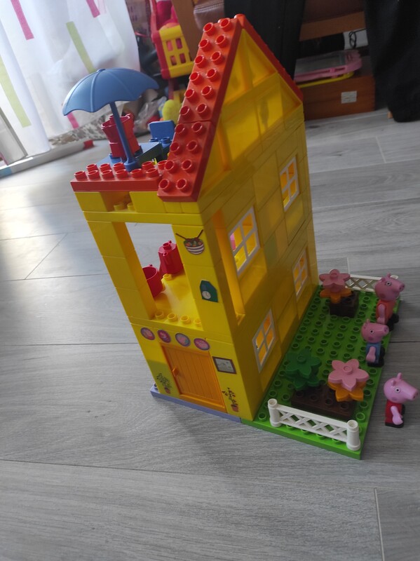 Elbląg Sprzedam domek świnki Peppy z ogrodem oraz figurkami stan bdb