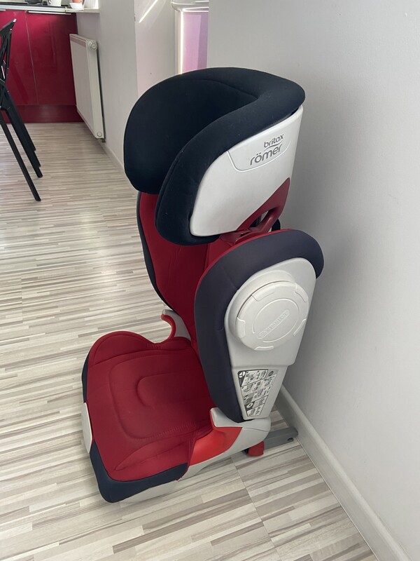 Elbląg Fotelik samochodowy Britax Romer, przeznaczony dla dzieci w przedziale wagowym 15-36 kg,
Fotelik jest