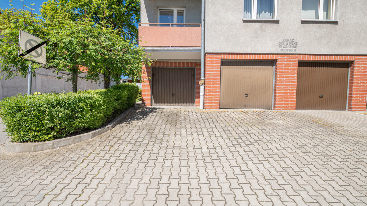 Elbląg * * * ABC NIERUCHOMOŚCI * * *POLECAMY! NA SPRZEDAŻ GARAŻ !! o pow. 18,2 m2doprowadzony prądbrama