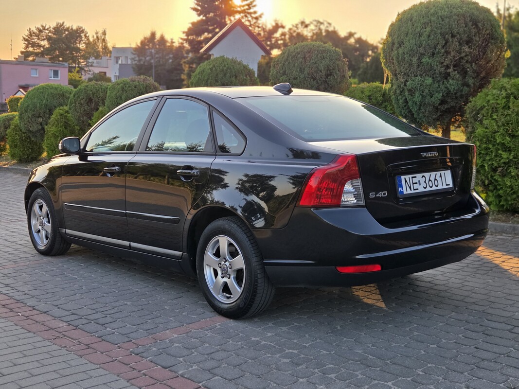 Elbląg Oferuję do sprzedaży Volvo S40 z 2007 roku – klasyczny sedan z niezawodnym silnikiem benzynowym 1.8 o