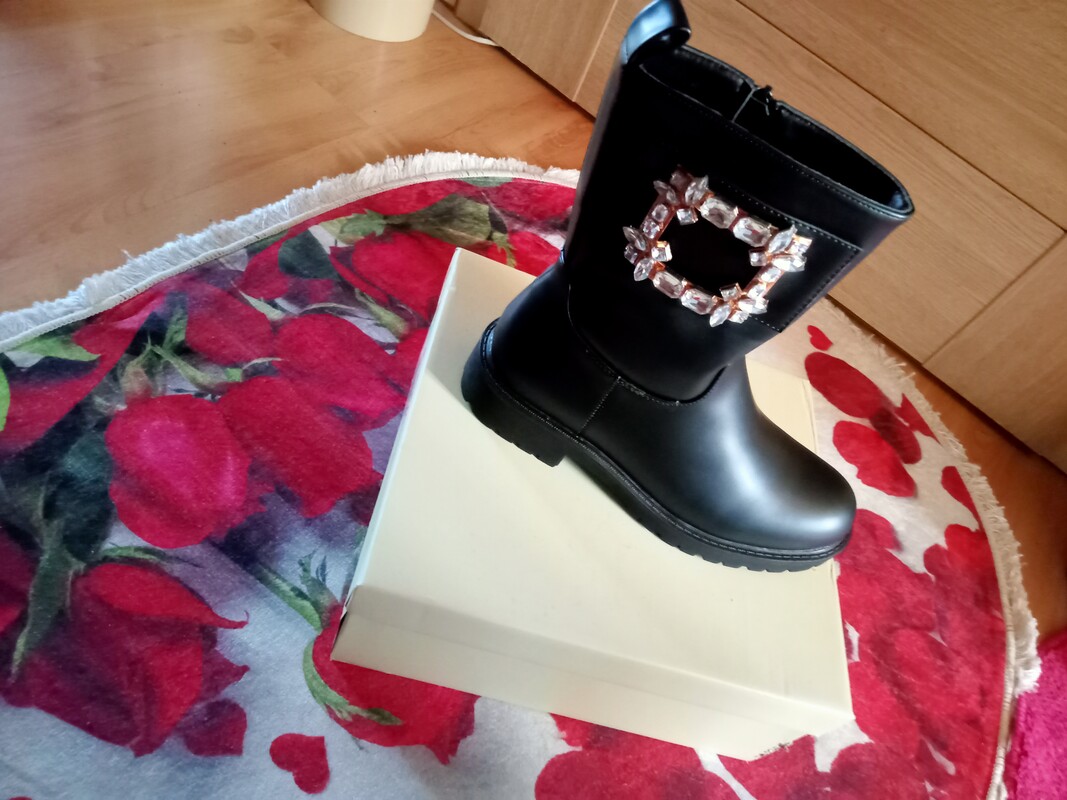 Elbląg Sprzedam buty nowe. emu 40.botk lakierowane 39 i drugie botki też 39.