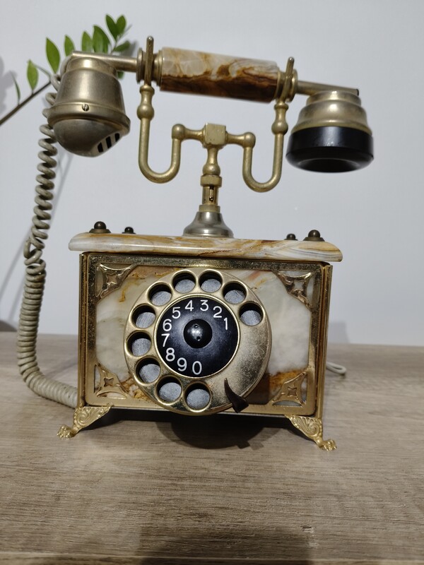 Elbląg Sprzedam przepiękny, zabytkowy, unikatowy telefon stacjonarny z tarczą numerową. Obudowa oraz część słuchawki