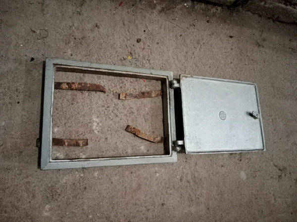 Elbląg Sprzedam drzwiczki kominowe.
Zdjęcie 1 i 2 wymiary 28 cm x 21 cm - 50 zł.