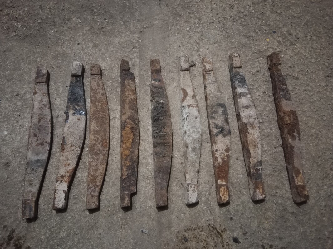 Elbląg Sprzedam ruszta do pieca kaflowego z czasów PRL. Wymiary długość około 31,5 cm szerokość około 4 cm. Posiadam 9