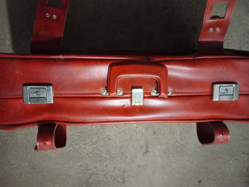 Elbląg Sprzedam walizkę z czasów PRL czerwona. Stan widoczny na zdjęciach. Wymiary długość 70 cm, szerokość 45 cm,