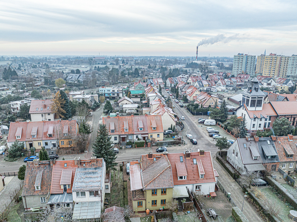 Elbląg PÓŁNOC NIERUCHOMOŚCISprzedam dom - Elbląg, Kielecka. Na sprzedaż dom w zabudowie szeregowej (środkowy)