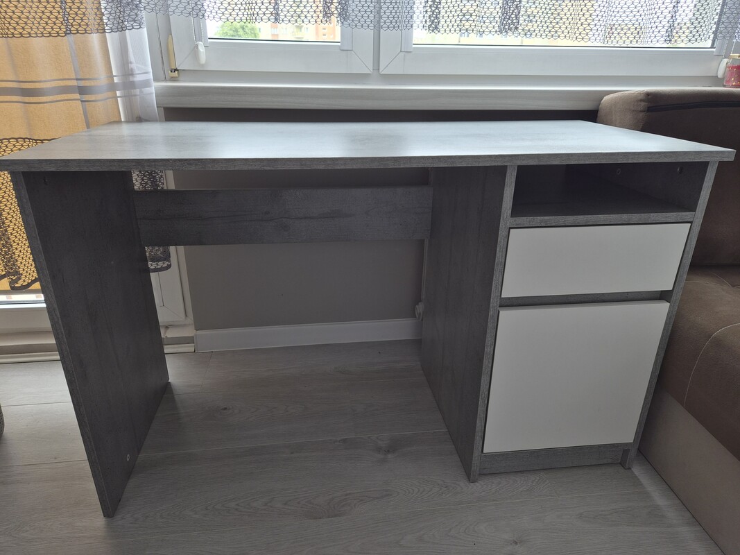 Elbląg Biurko wymiary 120x54,wysokość 75cm.
Biurko w stanie idealnym. Używane ok. roku.
Kupione w jysk.
Odbiór we
