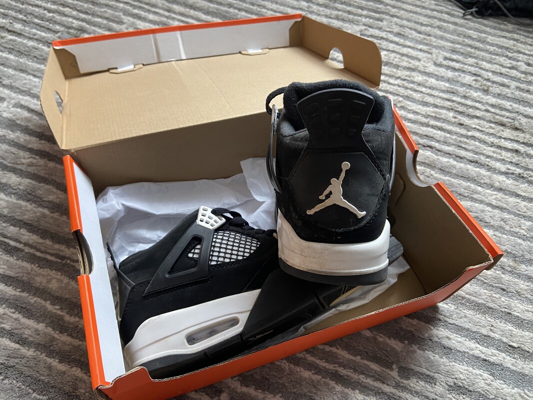Elbląg Buty
Air Jordan 4 Retro
Rozmiar 40
Stan bardzo dobry