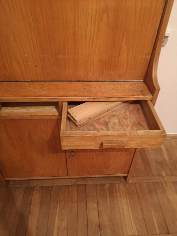 Elbląg Sprzedam wykonany z drewna sekretarzyk do kapitalnej odnowy ( przeszlifowanie papierem ściernym i