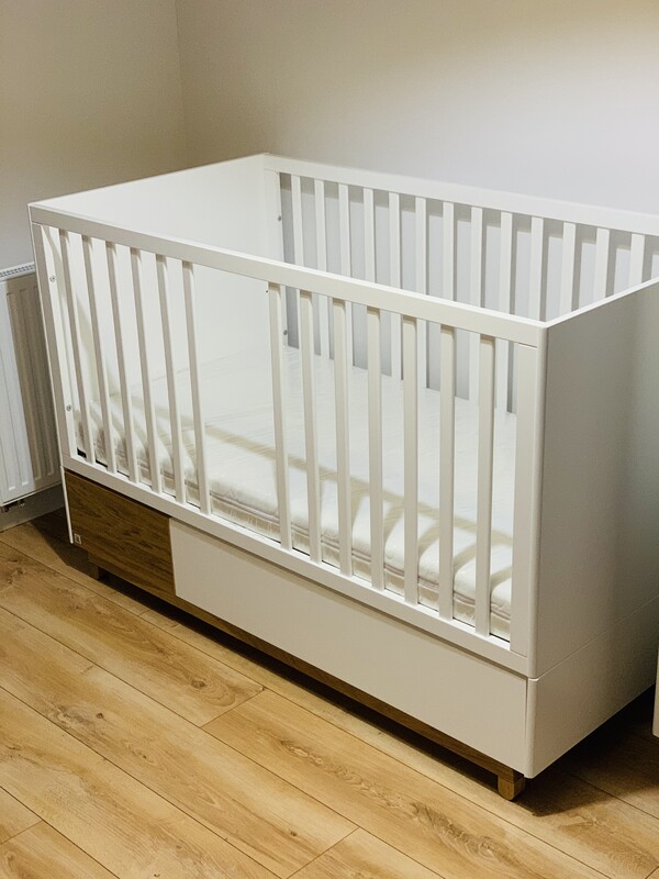 Elbląg Na sprzedaż komplet doskonałej jakości mebli dziecięcych Bellamy Nomi: łóżeczko z funkcją tapczanu i szafa