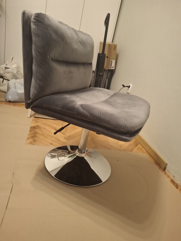 Elbląg Sprzedam krzesło obrotowe, kolor szary, materiał plusz - aksamit, krzesło cały czas było przykryte pokrowcem