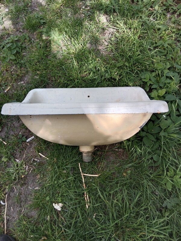 Elbląg Sprzedam Zlew żeliwny z czasów PRL. Wymiary zlewu długość 55 cm, szerokość 43 cm, głębokość około 40 cm, waga