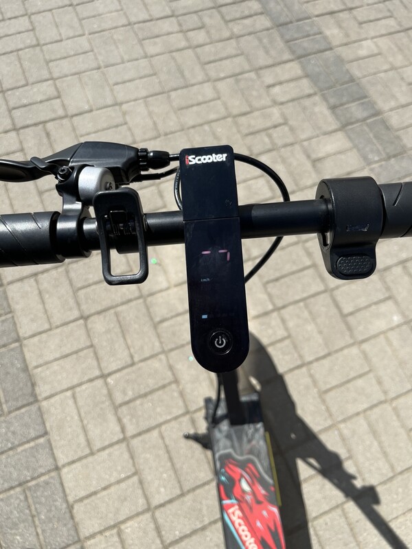 Elbląg Sprzedam hulajnogę iscooter i9s fajna miejska hulajnoga Wyposażona w silnik o mocy 500 W, który pozwala na