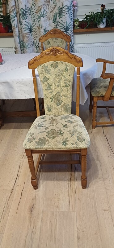 Elbląg Sprzedam stół dębowy i 6 krzeseł.
Stół złożony ma dlugość 160 cm, a po rozłożeniu 205 cm.
Szerokość stołu 100