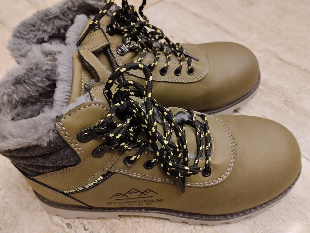 Elbląg Sprzedam buty zimowe ocieplane z futerkiem rozmiar 37.
Założone 2 razy. Brak śladów użytkowania.