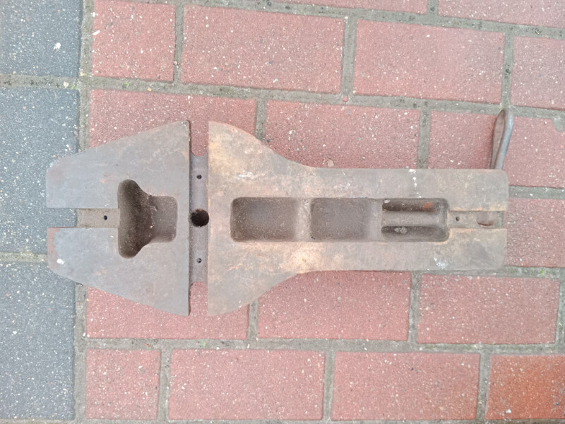 Elbląg Sprzedam imadło maszynowe z czasów PRL. Długość szczęk 12,5 cm. Wada 20 kg, rączka była dorabiana. Odbiór