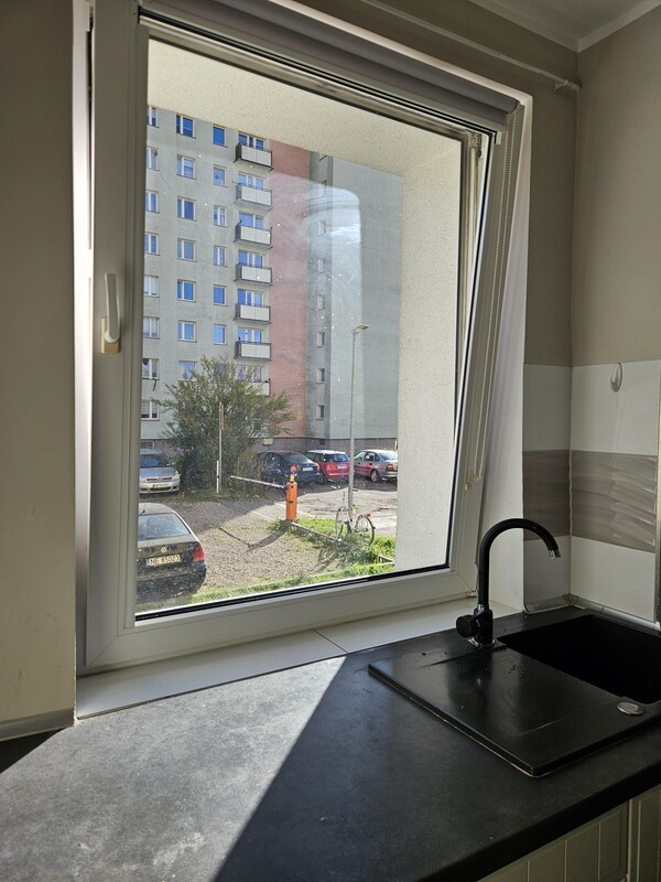 Elbląg Na sprzedaż – jasne i przytulne mieszkanie 2-pokojowe z balkonem na parterze.