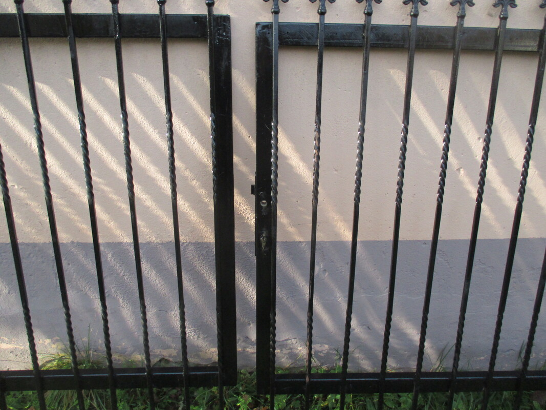 Elbląg Brama dwuskrzydłowa o szer.3 m i wysokości 1,30 m. Wykonana z tralek metalowych o przekroju 12mm x 12 mm. Cena