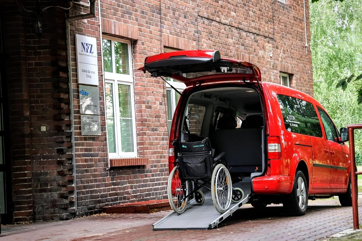 Elbląg - Transport osób poruszających się na wózku inwalidzkim
- Bezpieczne znoszenie/wnoszenie osób po schodach