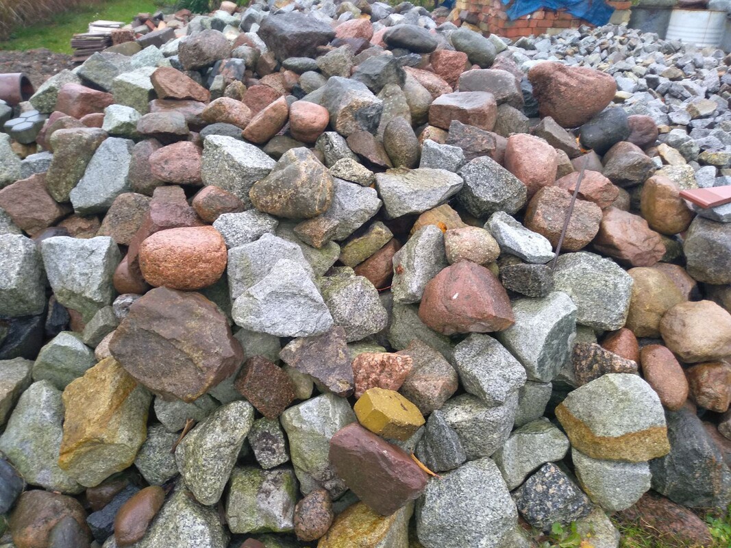 Elbląg Kamień granitowy szaro biały wieksza ilość kilkanaście ton ale też mniejsza ilość frakcja od 5-20 cm na murki