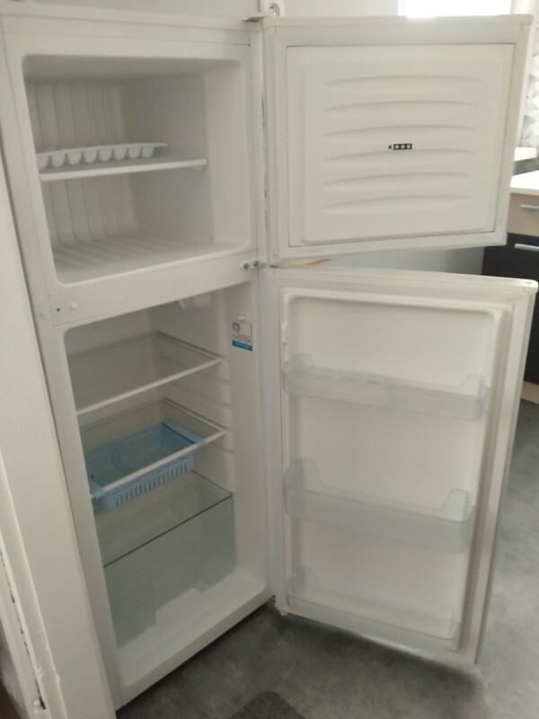 Elbląg Sprzedam lodówkę Amica wysokość 130 cm szerokość/głębokość ok.48 cm. Idealna do małej kuchni. Cena 350 złotych